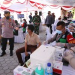 Kapolri Harap Target Pemerintah Segera Terwujud, Tinjau Vaksinasi Serentak 10 Titik di NTB.