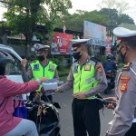 Satlantas Polres Badung Bagikan Puluhan Masker
