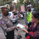 Satsabhara Polres Badung Bagikan Masker Di Pasar