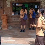 Ingatkan Wisatawan Taat Protkes, Unit Samapta atensi Obyek Wisata Taman Ayun.