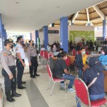 Panit 1 Samapta Pantau Pelaksanaan Gerai Vaksinasi di Terminal tipe A Mengwi.
