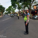 Personil Polsek Mengwi Antisipasi Kemacetan di Simpang Padat Arus Lalu Lintas.