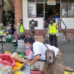 Sambangi Pasar Blahkiuh, Unit Samapta Polsek Abiansemal Dialogis Dengan Pedagang.