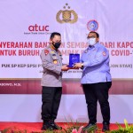 Bagikan Ribuan Sembako, Kapolri Titip Pesan Buruh Tetap Jaga Prokes