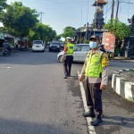 Memperlancar Lalulintas Pagi Hari, Personil Polsek Abiansemal Melaksanakan Pengaturan.