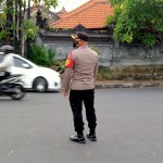Jelang Hari Raya Galungan, Kapolsek Abiansemal Terjun Langsung Melaksanakan Pengaturan Lalu Lintas.