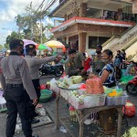 Unit Gabungan Polsek Abiansemal Pantau PPKM Level-2 Di Pasar Adat Blahkiuh.