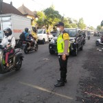 Personil Polsek Abiansemal Pengaturan, Antisipasi Titik-Titik Rawan Kemacetan.