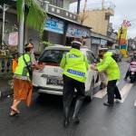 Dua Anggota Satlantas Polres Badung, Lari Membantu Mobil Mogok