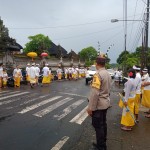 Bhabinkamtibmas Desa Sangeh Amankan Kegiatan Upacara Agama