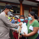 Kapolres Badung Tinjau Langsung Pelaksanaan Vaksinasi Serentak, Berikan Paket Sembako Gratis.