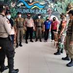 Petugas Gabungan Polsek Abiansema Cek Prokes Kepada Masyarakat