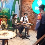 Samapta Polsek Mengwi Sambangi Angkringan dimalam Hari