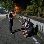 Personel Polsek Mengwi Patroli Dialogis dimalam Hari Berikan Imbauan Kamtibmas dan Edukasi Prokes