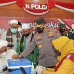 Tokoh Agama di Jatim Ikut Vaksinasi, Kapolri: Jadi Penyemangat Kita Semua