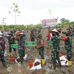 Pangdam Dampingi Kasad Tanam Mangrove dan Serahkan Bingkisan di Loteng