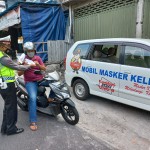 Sat Lantas Polres Klungkung Berikan Imbauan Disiplin Prokes dan Tertib Berlalulintas Kepada Warga Di Pasar Galiran.