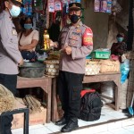 AKP IB Mantra Imbau Masyarakat Di Pasar Mengwi Agar Tetap Tenang Ditengah Naiknya Harga Minyak Goreng