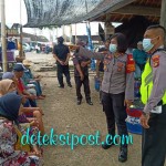 Kunjungi Pasar Ikan Kedonganan Kapolsek Kuta Ingatkan Warga Yang Belum Vaksin Dan Bagikan Masker