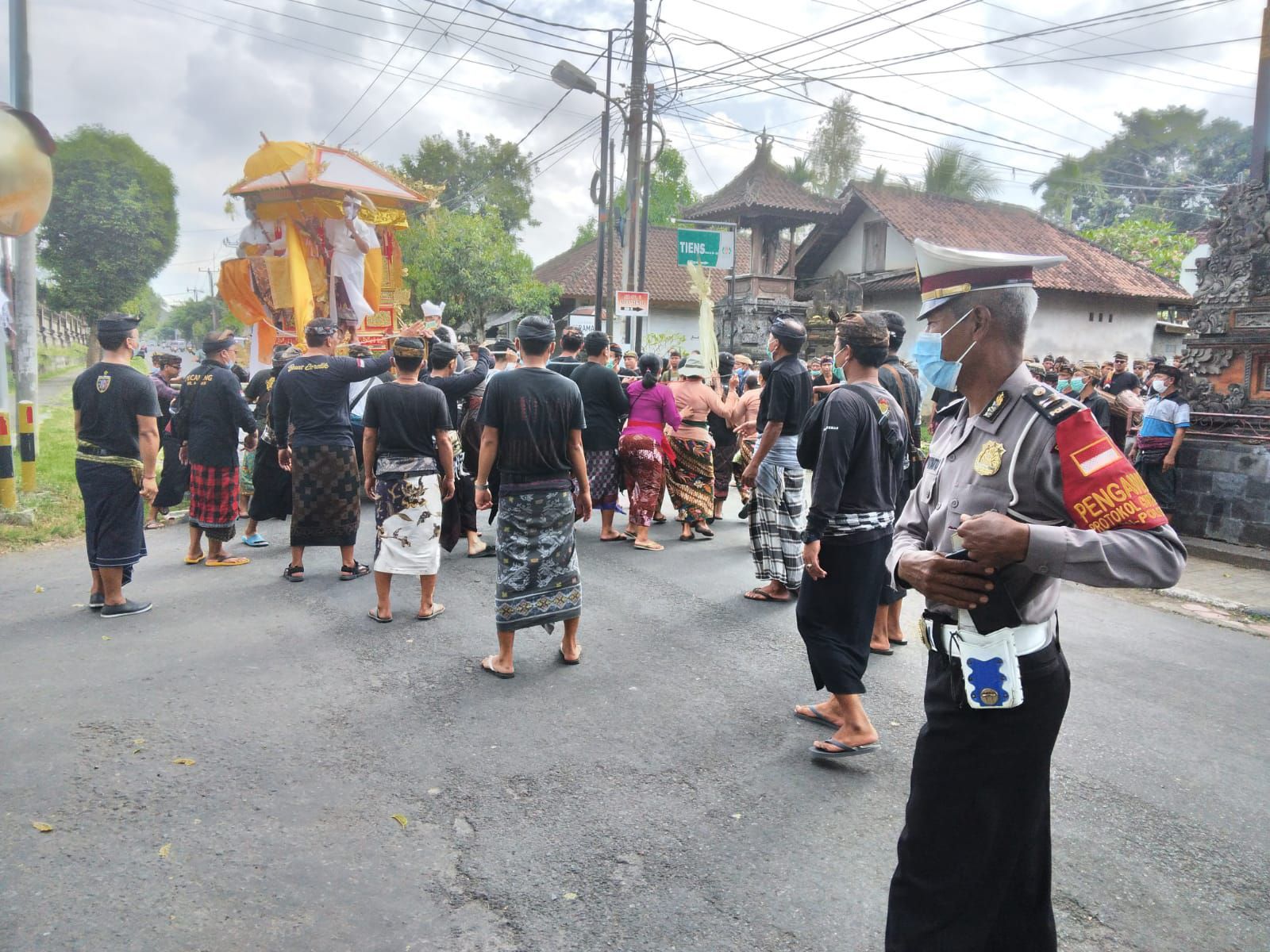 Unit Kecil Lengkap Polsek Abiansemal Amankan Upacara Ngaben | Deteksi Post