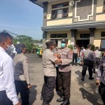 Kapolsek Abiansemal Berikan Cinderamata Kepada Anggota yang Memasuki Purna Tugas.