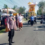 Petugas Kepolisian berkolaborasi dengan Pecalang amankan kegiatan Pengabenan.