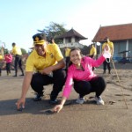 Kapolsek Mengwi Melepas Tukik Dipantai Seseh Sebagai Upaya Pelestarian