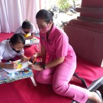 Penuh Cinta Kasih Ny. Ayu Darsana Temani Siswa SDN 3 Cemagi Lomba Mewarnai