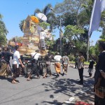 Bhabinkamtibmas Kerobokan Kaja Beri Pengamanan Pengabenan Warga