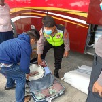 Pastikan Harkamtibmas Kondusif, Polsek Mengwi Cek Barang Bawaan Penumpang