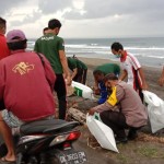 Peduli Lingkungan BhabinkamtibmasDesa Pererenan Bersihkan kawasan Pantai