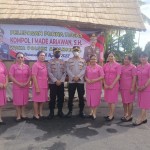 Kapolsek Abiansemal berikan Cinderamata kepada Wakapolsek yang memasuki Purna Tugas.