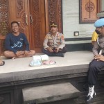 Wujud Perhatian Pimpinan Pada Bawahan, Kapolsek Abiansemal Jenguk Anggota Yang Sedang Sakit