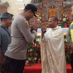 Kapolres Badung Ucapkan Selamat Natal Dan Beri Bingkisan di Geraja Paroki Roh Kudus Babakan