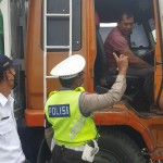 Warga Senang, Polisi Pindahkan Truk Pakir Sembarangan