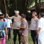 Kapolres Badung Lesehan Temui Masyarakat di Pura Ayun Bongkasa
