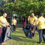 Jaga Kelestarian Pantai, Polsek Mengwi Lakukan Bersih-bersih Kawasan Pantai Munggu