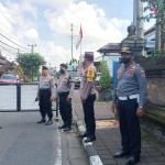 Sinergitas Bhabinkamtibmas Dengan Pecalang Amankan Giat Keagamaan