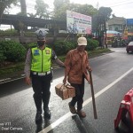 Seorang Kakek, Tersenyum Senang  Saat Menyeberang Jalan