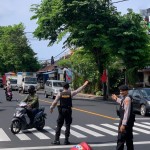 Tingkatkan Pelayanan 4 Anggota Sat Samapta Seberangkan Pengendara
