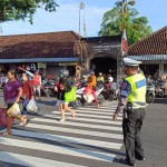 Tingkatkan Pelayanan, Sat Lantas Polres Badung Bantu Seberangkan Pejalan Kaki
