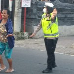 Beri Rasa Aman Polwan Sebrangkan ibu-ibu