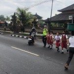 Hadir Ditengah Masyarakat Polisi Lalulintas Membantu Anak-Anak Sekolah Menyebrang Jalan