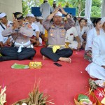 Polsek Abiansemal Gelar Upacara Piodalan Di Pelinggih Padmasana