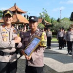 Kapolres Badung Berikan Piagam Penghargaan Kepada Anggota Yang Berprestasi