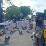 Bersinergi Dengan Pecalang Bhabin Mengwitani Atensi Giat Piodalan