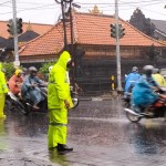 Di Guyur Hujan Lantas Polsek Kuta Utara Tetap Layani Pengguna Jalan