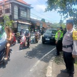 Bhabinkamtibmas & Pecalang Lakukan Pengamanan Upacara Ngaben
