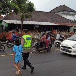 Seberangkan Anak Kecil Bripka Gede Angga Undang Simpatik Masyarakat