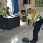 Wujudkan Lingkungan Bersih Personil Polsek Kuta Utara Lakukan Korve